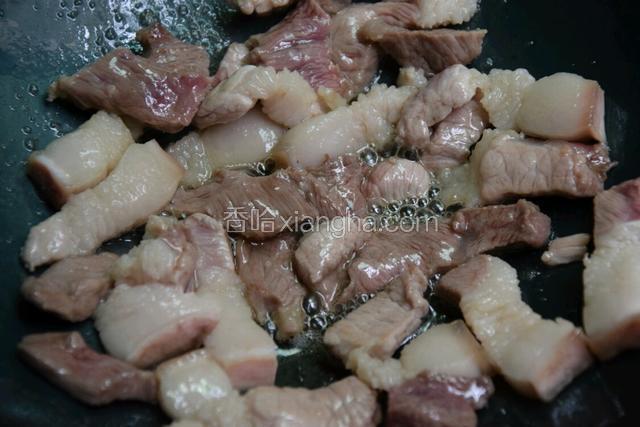起锅热油，倒入猪肉小火煎至五分熟