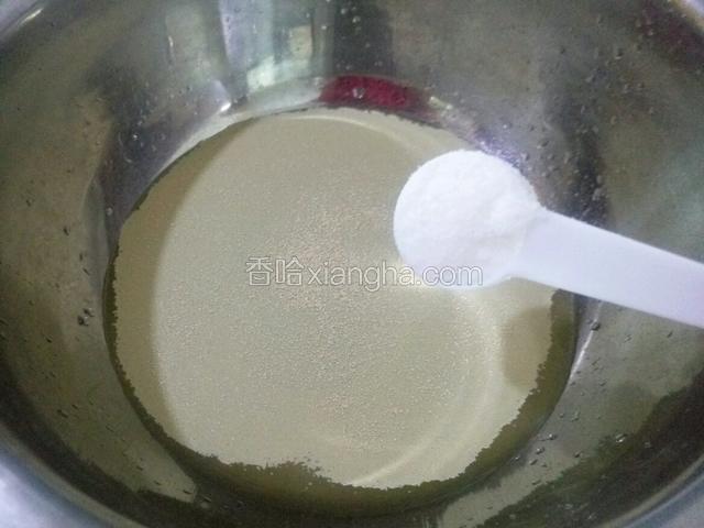 再放入一袋酵母 和一大勺糖 