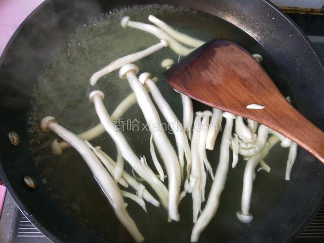 白玉菇焯水捞出备用。