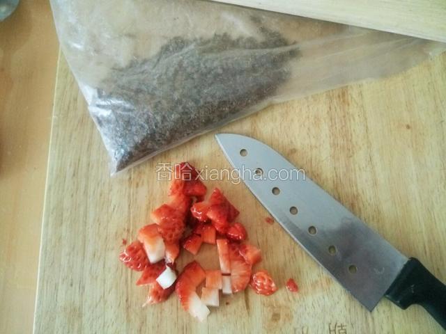 巧克力饼干擀碎 草莓洗净切小块 饼干还是用奥利奥吧 颜色比较黑 我是懒得刮奶油夹心…… 