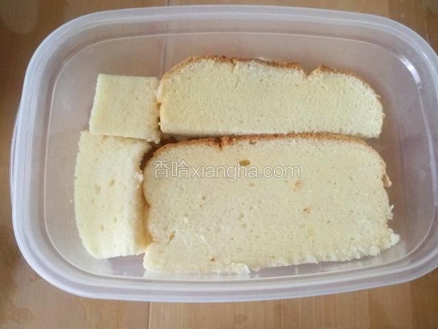 蛋糕两片正好铺满盒子一层