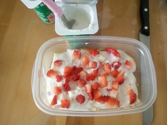 然后倒一盒酸奶 撒草莓粒