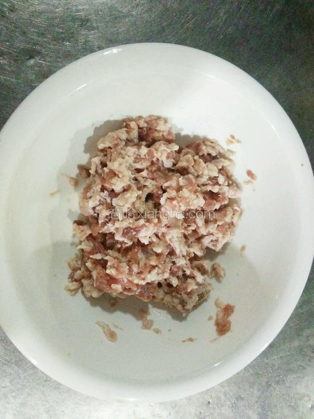 肉剁未.加盐.料酒.生粉腌制8分钟