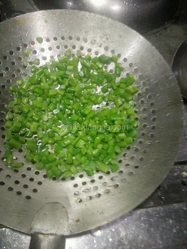 豆角过水捞出