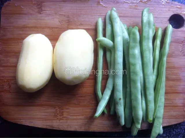 土豆去皮，豆角去丝，洗净