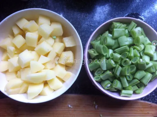 土豆切小块，豆角切丁