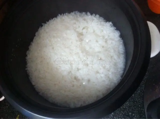 这时锅中水分已快干了