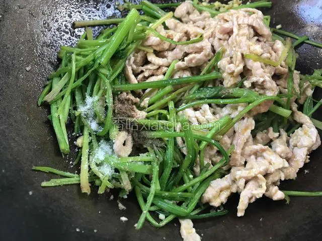 调入盐、糖、胡椒粉炒匀入味即可