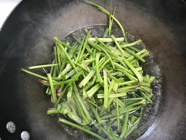 放入菠菜梗，大火烧开