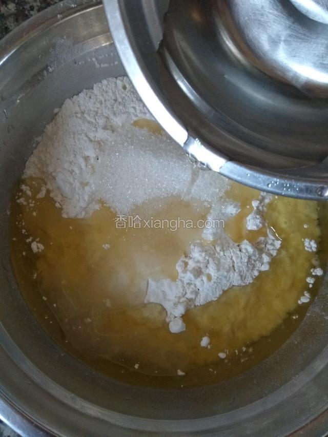 慢慢加入适量的水（面粉吸水量不同，因预留10克再添加）