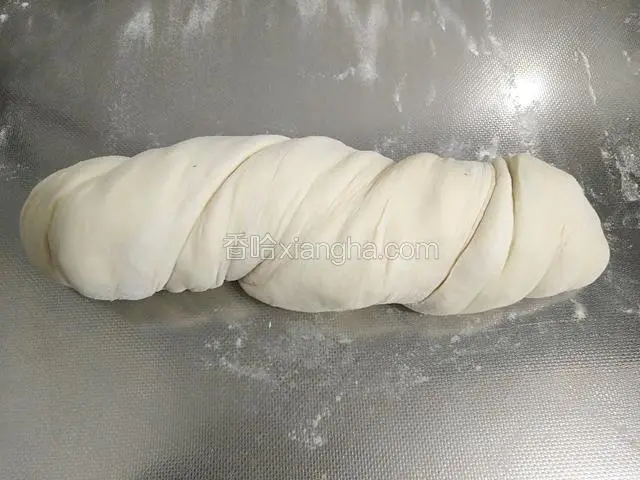 扭成毛毛虫的样子，再慢慢压成一个面团。