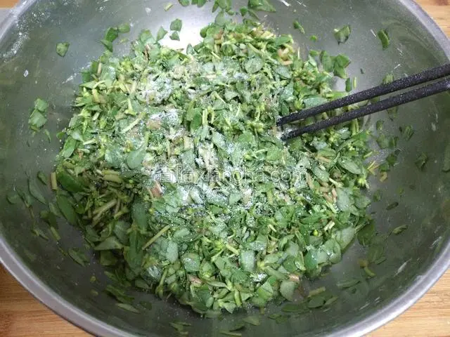 切碎，先用香油拌一下锁住水分，然后再放适量盐搅拌。