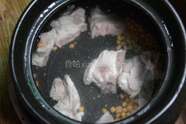 将猪骨和黄豆倒入锅中，加入适量水