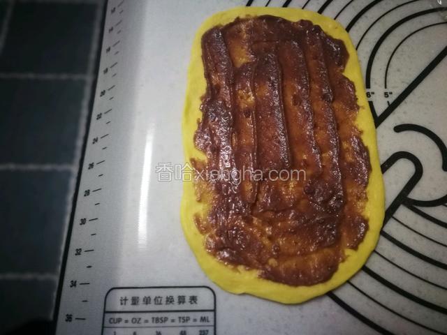 红豆沙从冰箱拿出来比较硬，用牛奶稀释下，方便涂抹，开始不知道，所以做砸了一个。