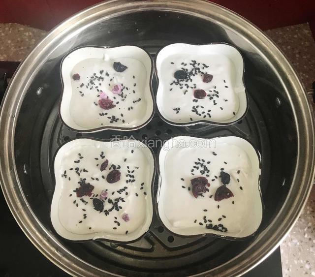 上锅蒸十五分钟，焖三分钟