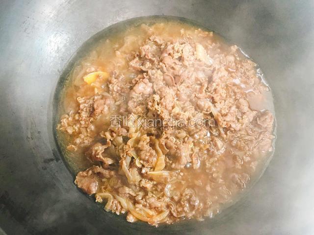 高压锅时间到后，将牛肉倒回炒锅