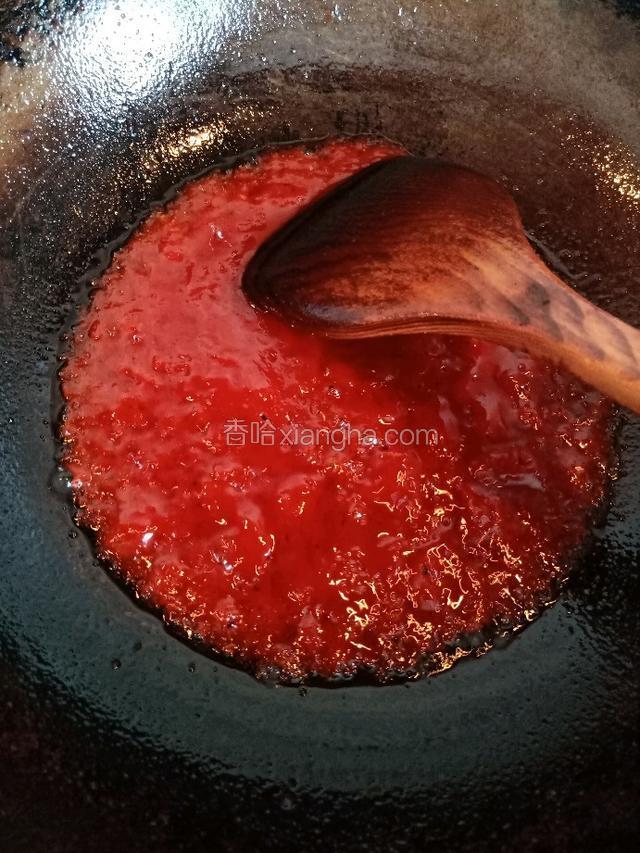 锅里留底油，倒入番茄沙司，番茄沙司太稠，倒一点水