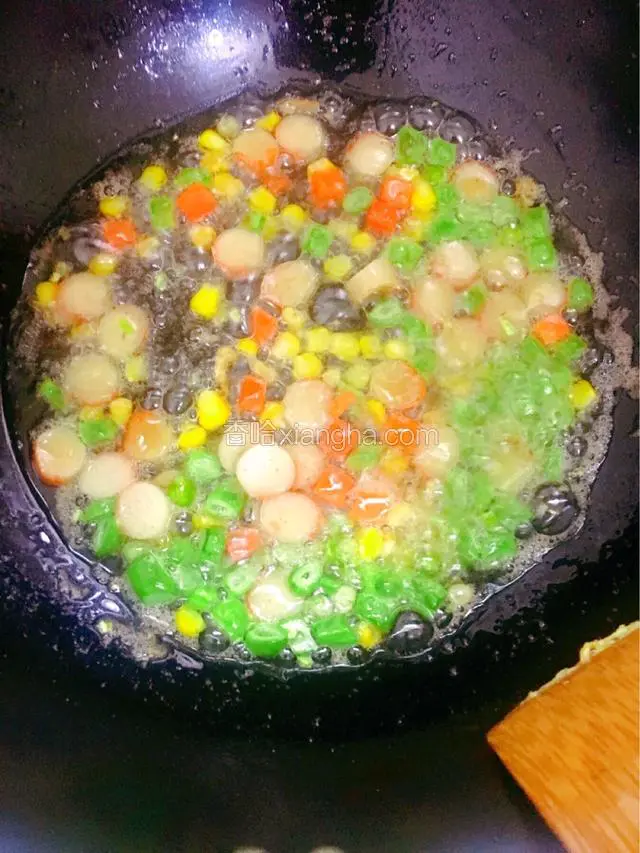 下蟹肉棒，玉米粒，胡萝卜粒炒熟