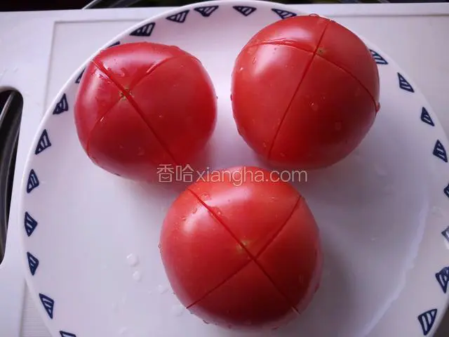 西红柿洗净，在表皮切十字花刀。