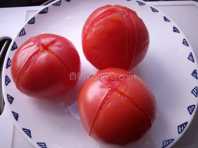 捞起后，表皮很容易剥离。