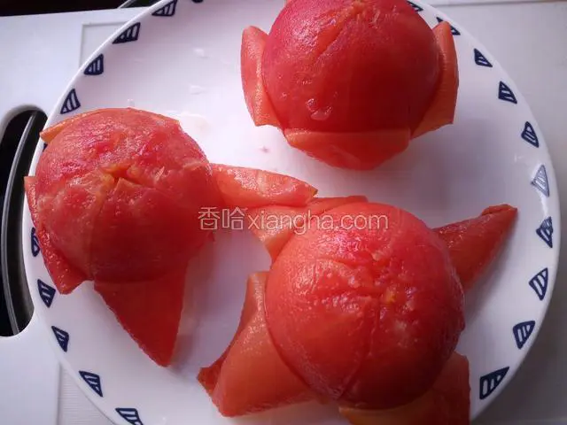 去皮的西红柿，吃起来更加爽口。