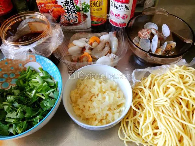首先将墨鱼仔、鲜虾、扇贝肉处理洗净，放料酒、生抽腌制，花甲焯水冲洗干净，接着准备好蒜蓉、小香葱粒、姜丝、大葱碎、香菜粒、花椒、大料瓣和豆瓣酱、香辣面、还有各种调料，