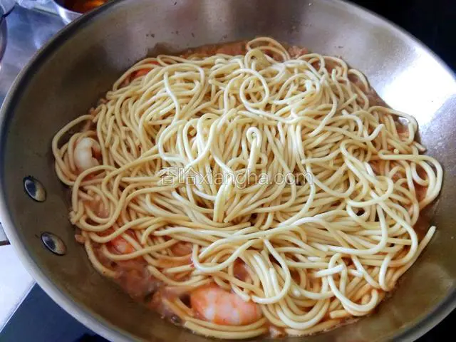 然后油热放花椒、大料瓣儿，小火豆瓣酱炒出红油后，放入姜丝、葱花爆香，再将蒜蓉爆香，放入准备好的海鲜翻炒，再倒入没过食材多一点的水（这时墨鱼仔可取出待面煮好再放入，久煮口味会变硬），适量生抽、蚝油、料酒、胡椒粉、盐（口味淡可不放）、糖焖煮，放入香辣面焖煮十几分钟中间翻拌一次，当汤汁渐少渐浓时，最后放入豆芽儿焖煮半分钟，即可出锅。
