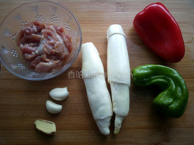 将所需食材洗净备用，里脊肉切丝，放入料酒，生粉，蚝油和少量的食用油腌制10分钟。