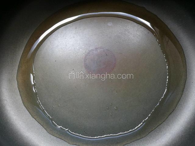 锅烧热后，下入20克食用油。