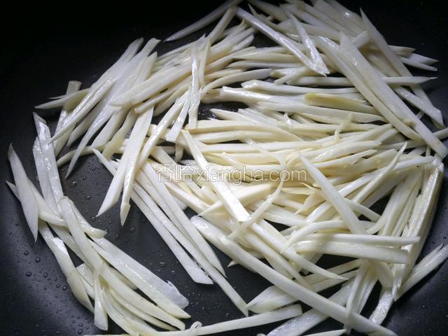 将高笋丝翻炒均匀。