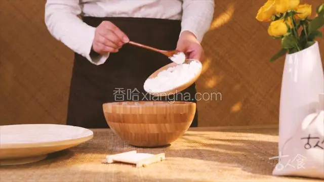 将五白糕原粉置入稍大干净的容器中。每二百克原粉加入一百六十克糯米粉；