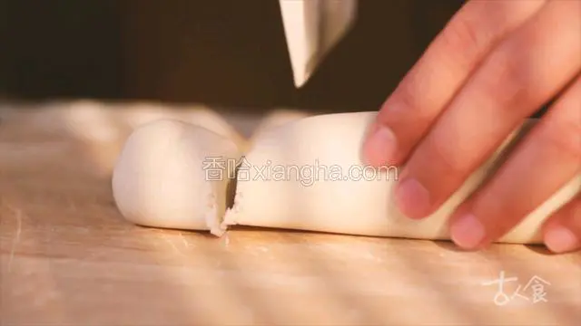 再将五白糕切成段，每段的重量大约在三十五克左右；