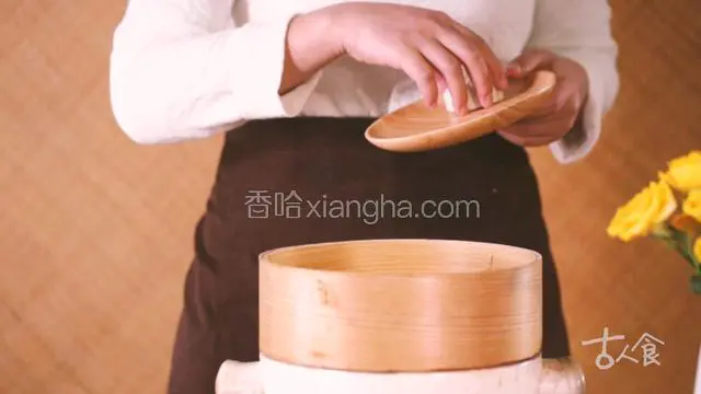 轻轻将五白糕放入装有凉水的锅里再开火；
