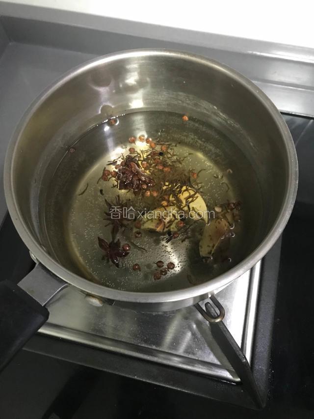 加红茶与盐，红茶颜色要煮出来