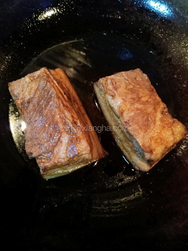 炒锅倒油，肉皮朝下煎一下（一定要盖上锅盖，肉皮朝下会崩出好多油）