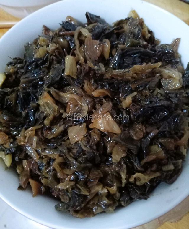 炒好的梅干菜铺在肉上面