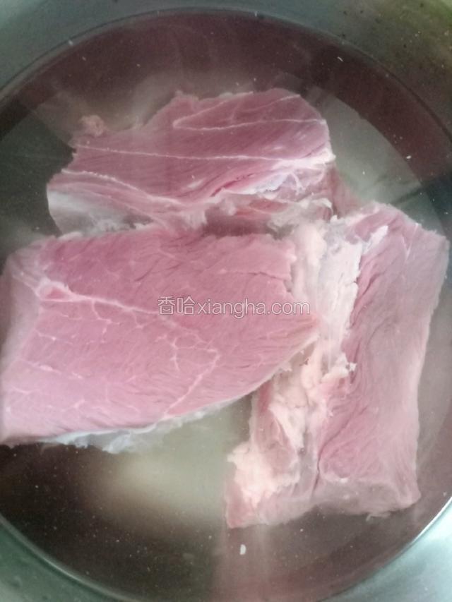 牛肉用冷水浸泡两三个小时，血水就泡出来了