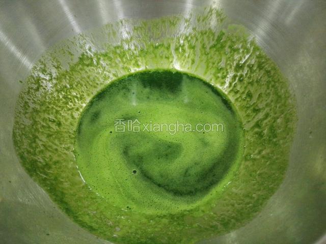 菠菜洗干净，开水烫熟沥干，用料理机榨汁，将面团分两份，一份加入菠菜汁，揉均匀