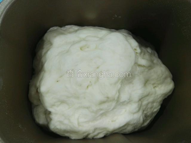 除菠菜外，其他材料放入面包机发好面团