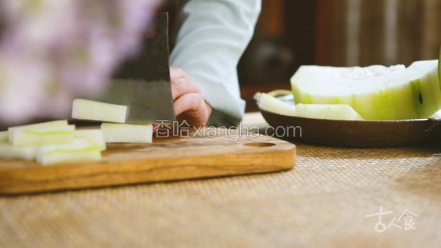 冬瓜去皮去瓤，切小段；