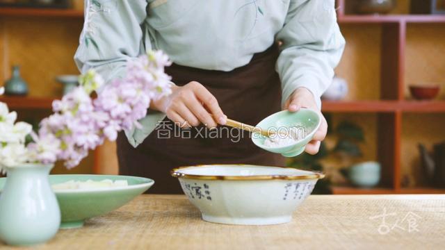 清水中加入食用石灰搅拌均匀；