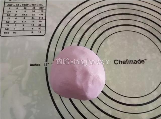 在紫薯泥里加入糯米粉和白糖