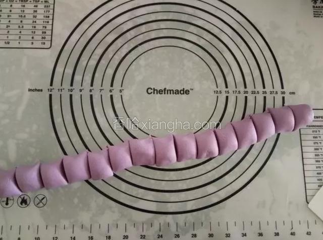把面团揉成长条，切成大小相等的剂子