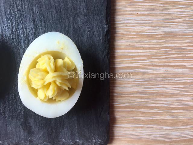 挤出花纹在蛋白上即可
