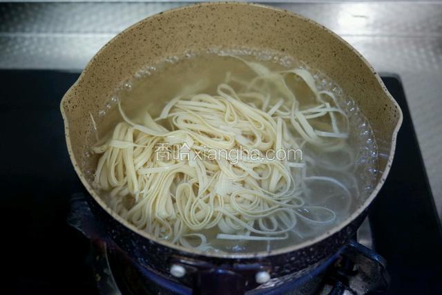 锅中煮开水，先下入千张焯水片刻