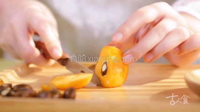 枇杷洗净后撕去皮，剖开后去籽待用，银耳和干百合泡发；