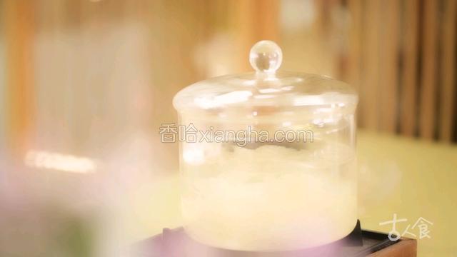 百合和银耳入锅小火炖煮，可加适量冰糖调味；