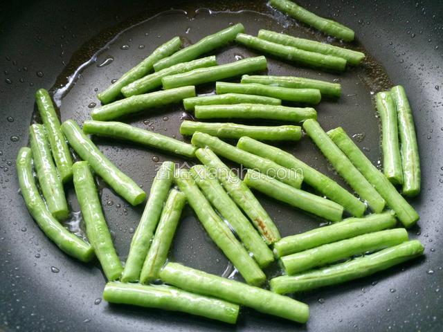 炒至豆角断生，表皮微微起皱。