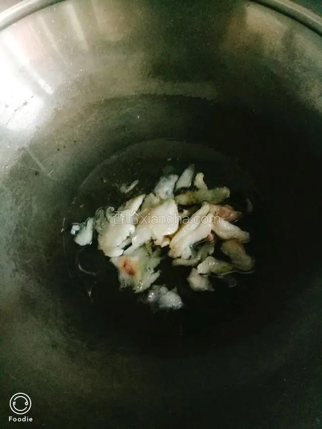 起锅，放肥猪肉，煎出油，在放色拉油，