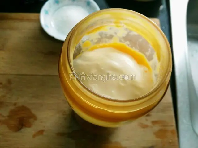 加入酸奶，糖搅拌均匀